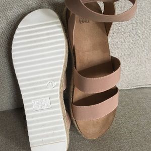 Woman’s sandals sz 11